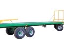 grüner landwirtschaftlicher Ballenwagen dreiachser
