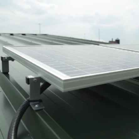 zwei solarpanele auf dem Dach vom mobilen Hühnerstall